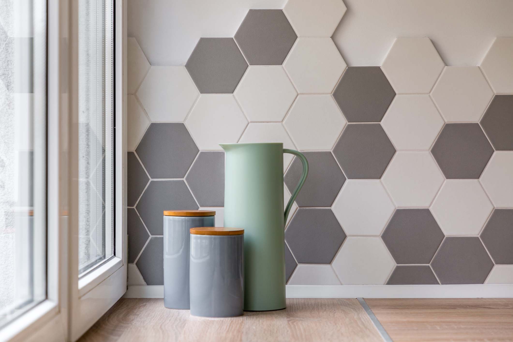 Staggered hexagon tile backsplash in white and gray