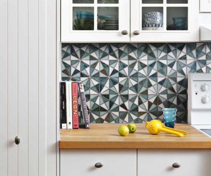 Kitchen backsplash with ceramic tile