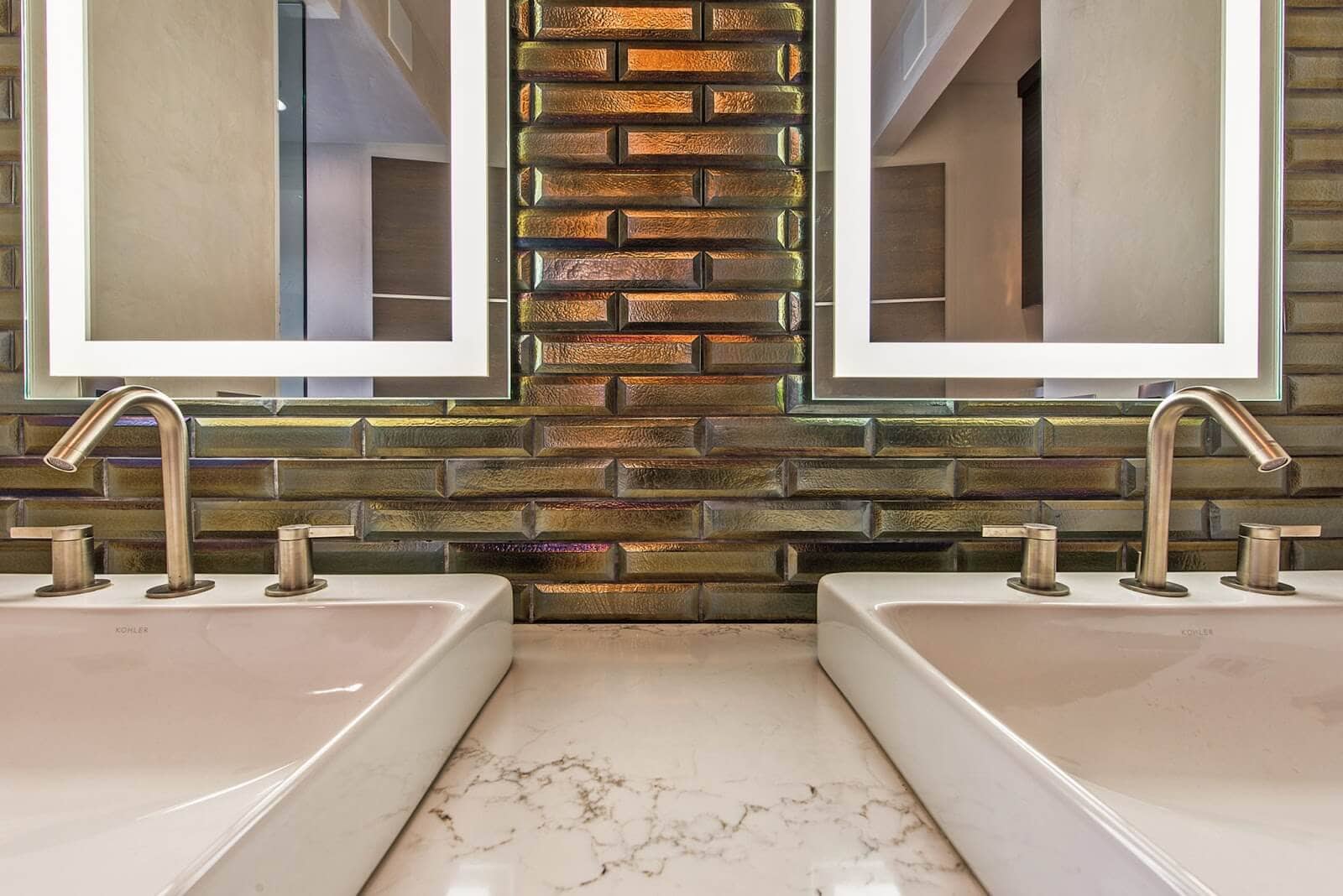 Bathroom backsplash with metal-look ceramic tile