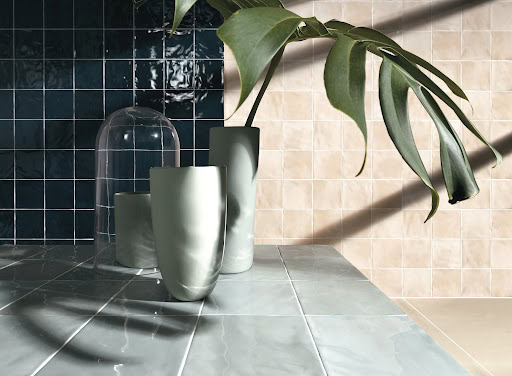 Undulated tile in black and cream