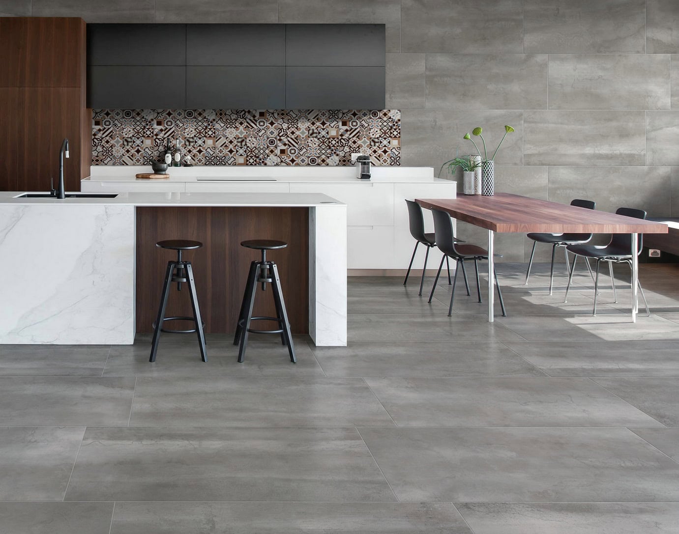 Modern kitchen with white marble-look tile on the kitchen island