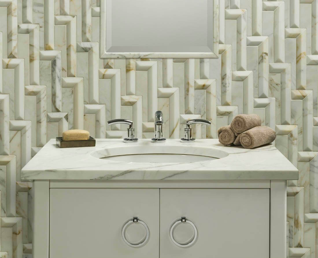Bathroom sink with thite marble-look mosaic tile in a 3D design