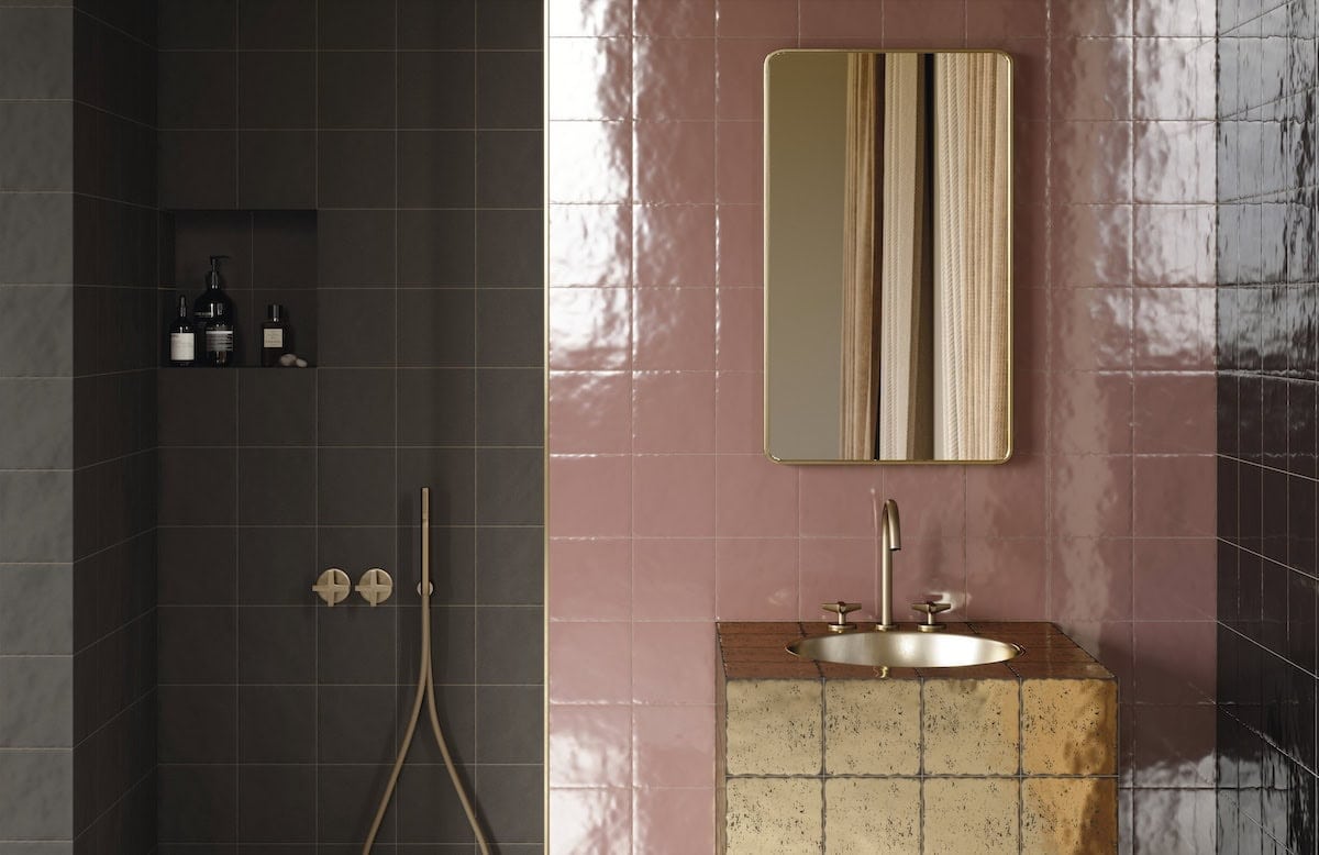 Curbless shower with dark-chocolate wall tile and mauve glossy backsplash