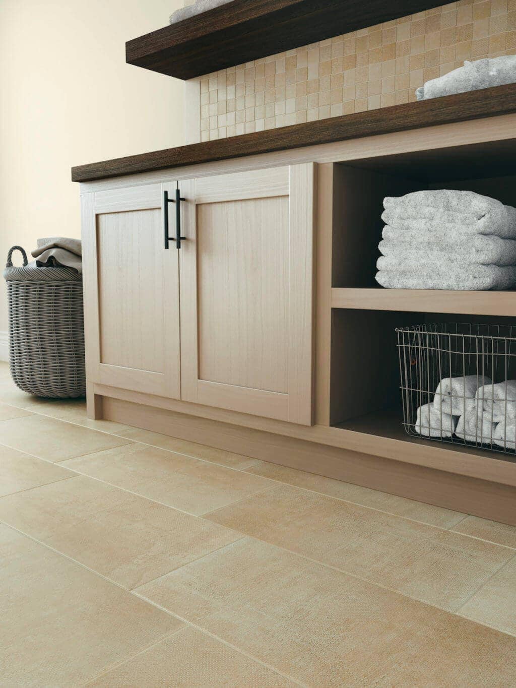 Bathroom mosaic tile grid in a stone look