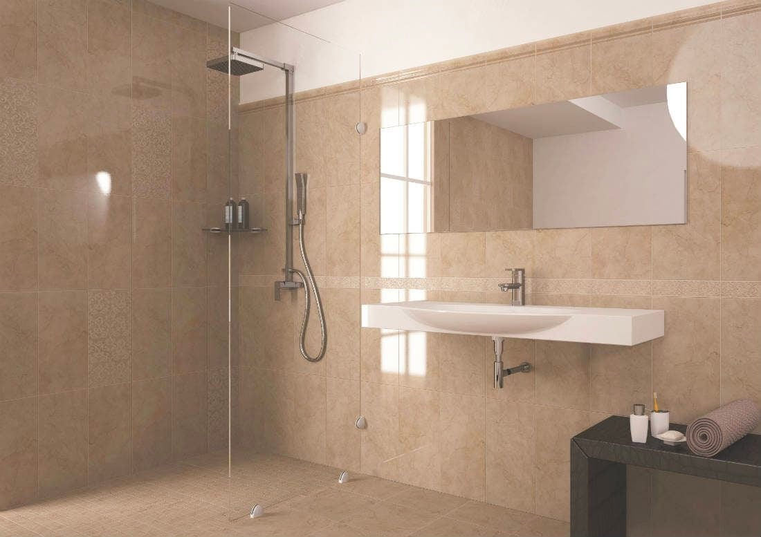 Stone-look backsplash tile in a glossy finish