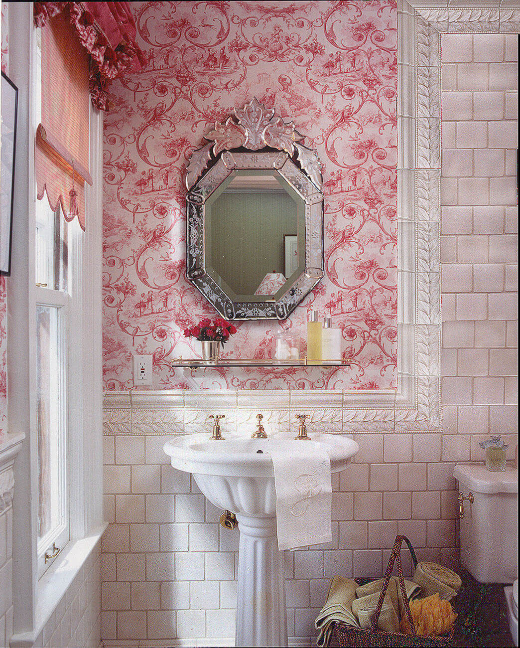 Pearly brick tile half wall with a leaf border